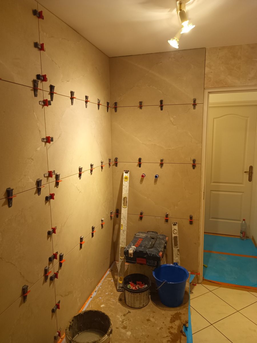 Salle de bain en grands carreaux rectifiés effet marbre, joints de 2 mm