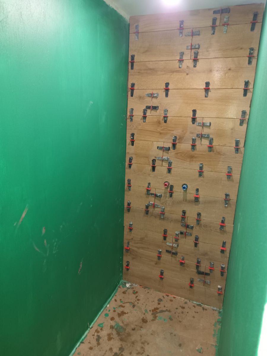 Mur de douche en carrelage imitation parquet, joints décalés d’une rangée à l’autre