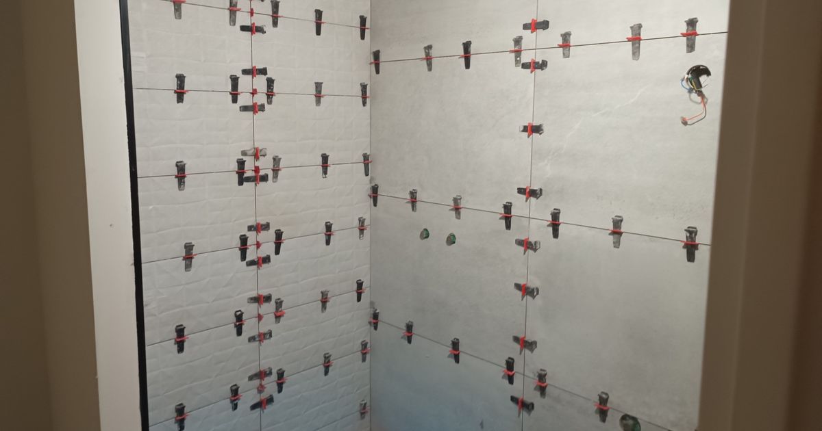 Pose murale de carrelage rectifié grand format avec clips autonivelants
