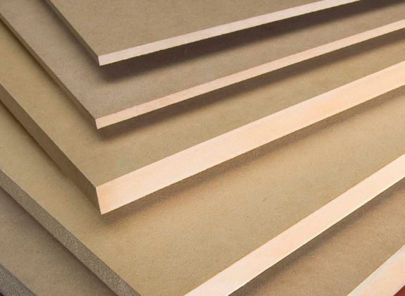 Panneaux de MDF empilés dans un atelier de menuiserie